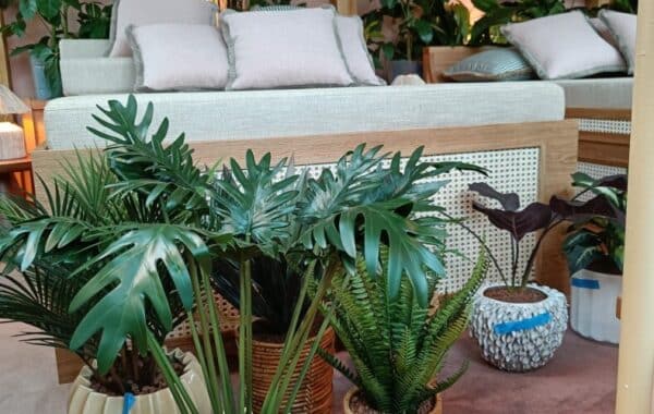 Lobby med växter på hotell